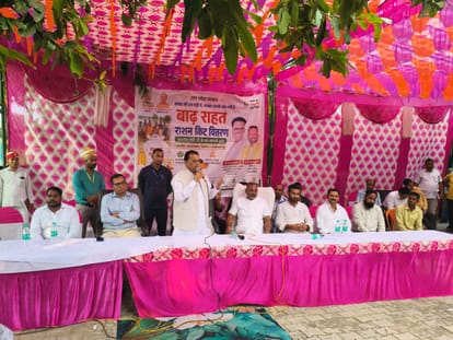 जलालाबाद में राशन किट वितरण में बोलते प्रभारी मंत्री नरेंद्र देव कश्यप। स्रोत: सूचना विभाग