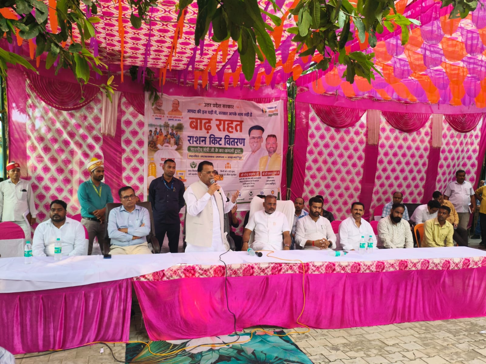 जलालाबाद में राशन किट वितरण में बोलते प्रभारी मंत्री नरेंद्र देव कश्यप। स्रोत: सूचना विभाग