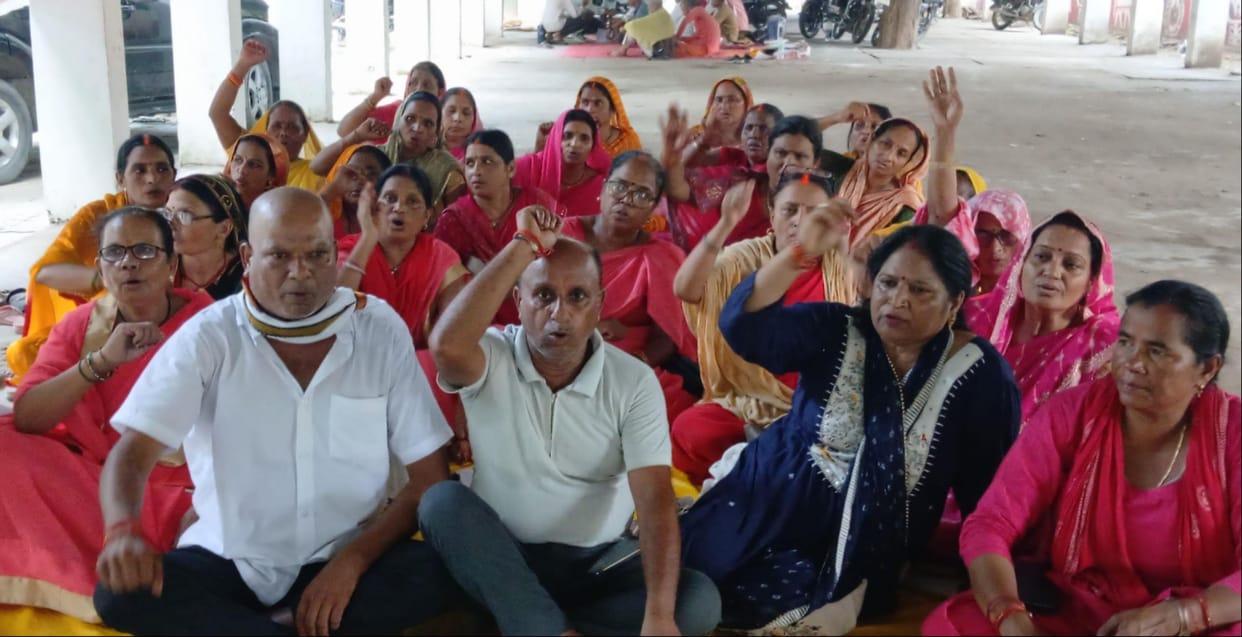 Pay the honorarium to Anganwadi workers and helpers, including the month of April.