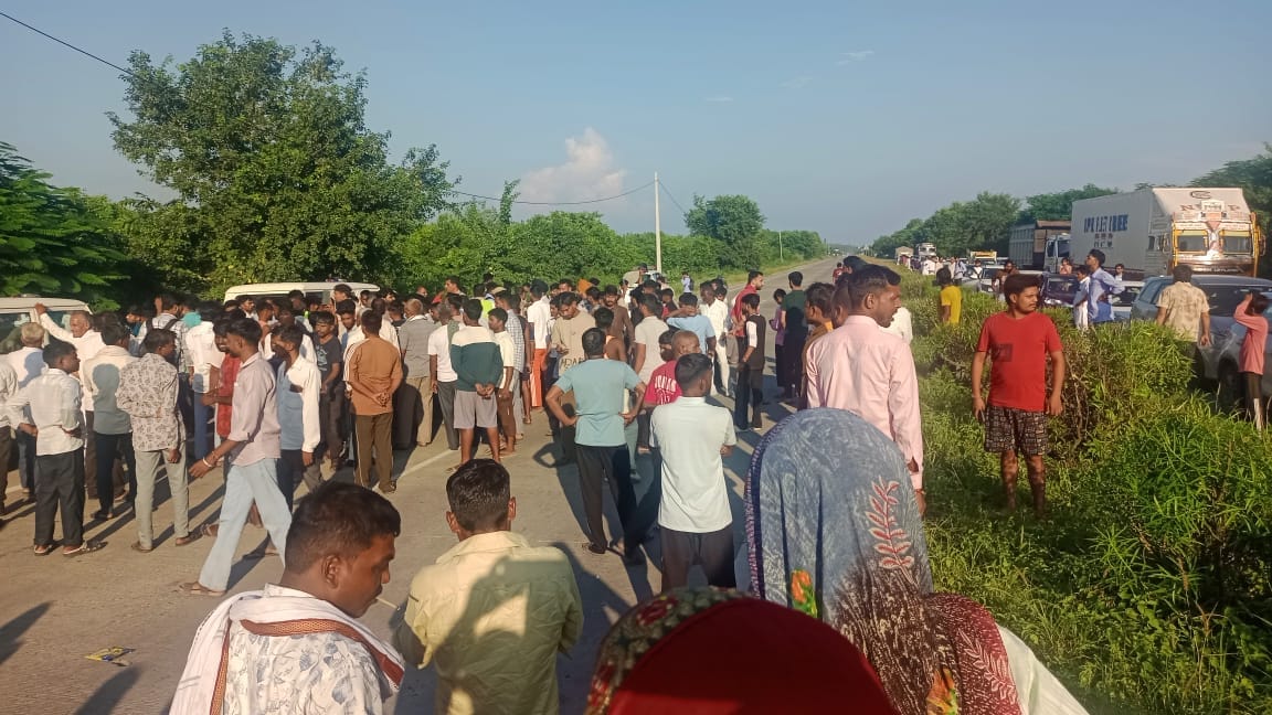Passengers staged a blockade after UP buses were inspected