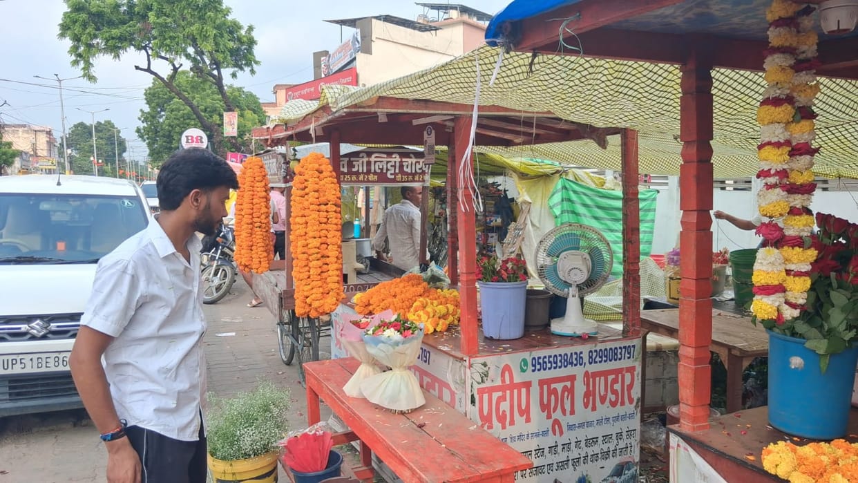 Flower business booms during Ganesh Utsav; prices double.