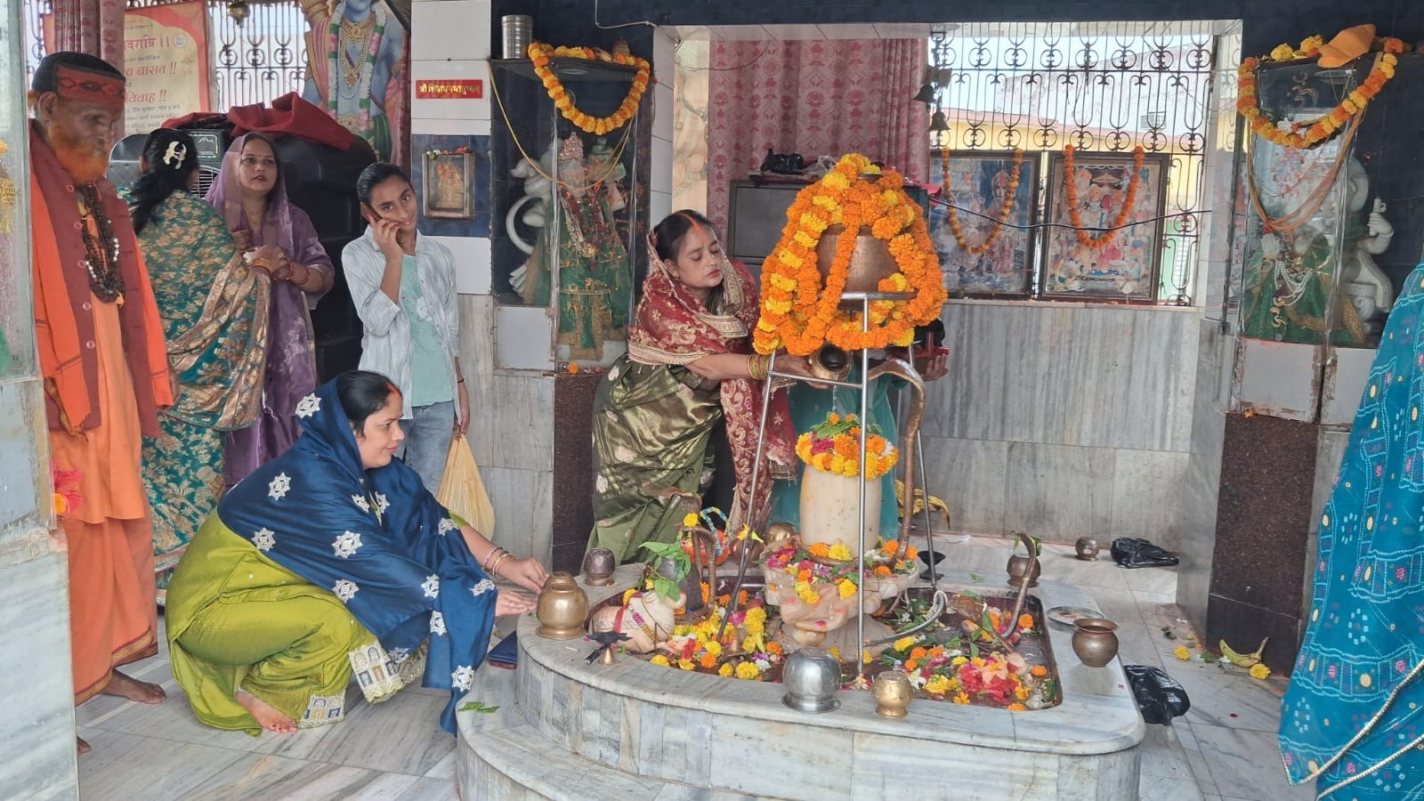 कंपनीबाग शिवमंदिर में पूजा-अर्चना करती महिलाएं संवाद