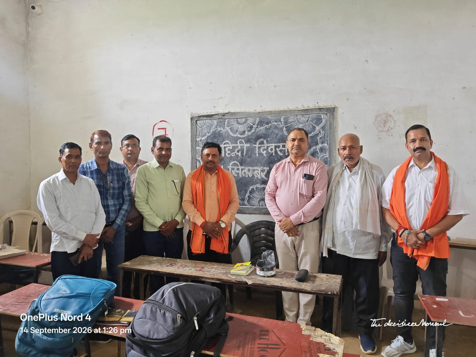 करछना।लाल बहादुर शास्त्री इंटर कॉलेज धरवारा में सोमवार को हिंदी दिवस समारोह में हिंदी शिक्षकों 