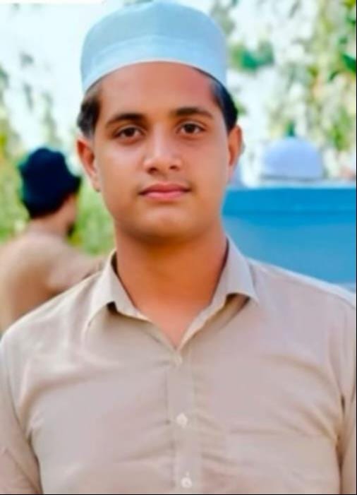 E-rickshaw loaded with setting material overturns due to pothole, teenager dies