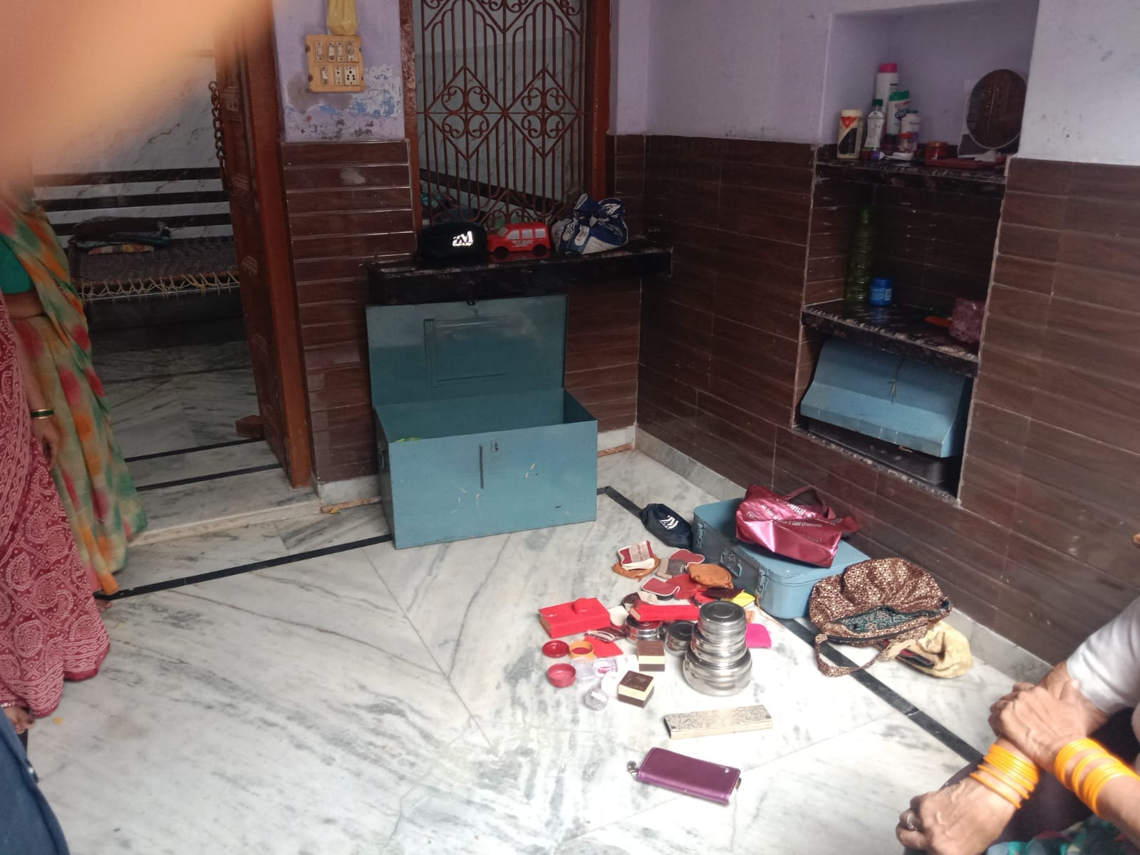 किरावली के गांव गोपऊ मंगलवार की रात्रि हुई बहादुर के यहां चोरी के बाद बिखरा पड़ा सामान फोटो संव