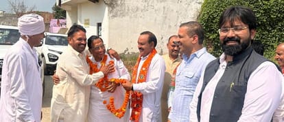 कार्यशाला में पहुंचे पानीपत शहरी विधायक प्रमोद विज का स्वागत करते आजाद नेहरा सहित अन्य।