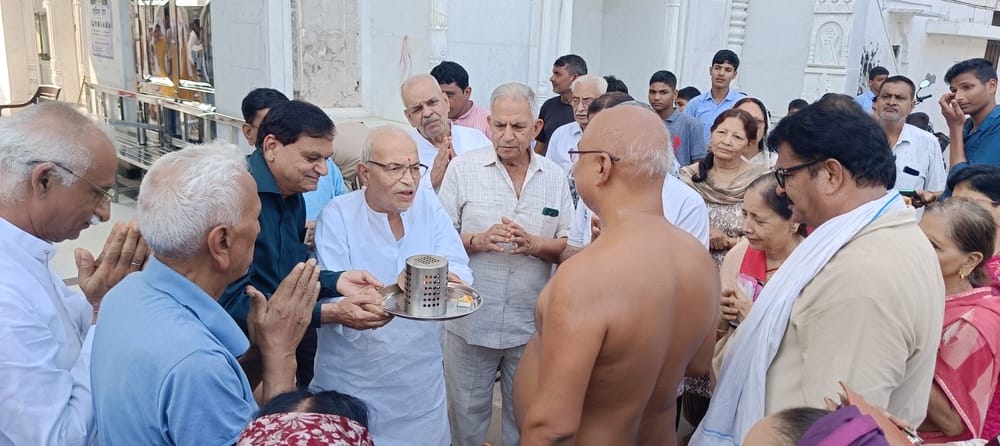 कस्बे के प्राचीन दिगंबर जैन बड़े मंदिर मुनि प्रतीक सागर के आगमन पर स्वागत करते कमेटी के पदाधिका