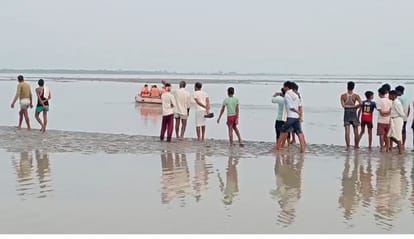 किशोरियों की तलाश करती एसडीआरएफ टीम। स्रोत :टीम