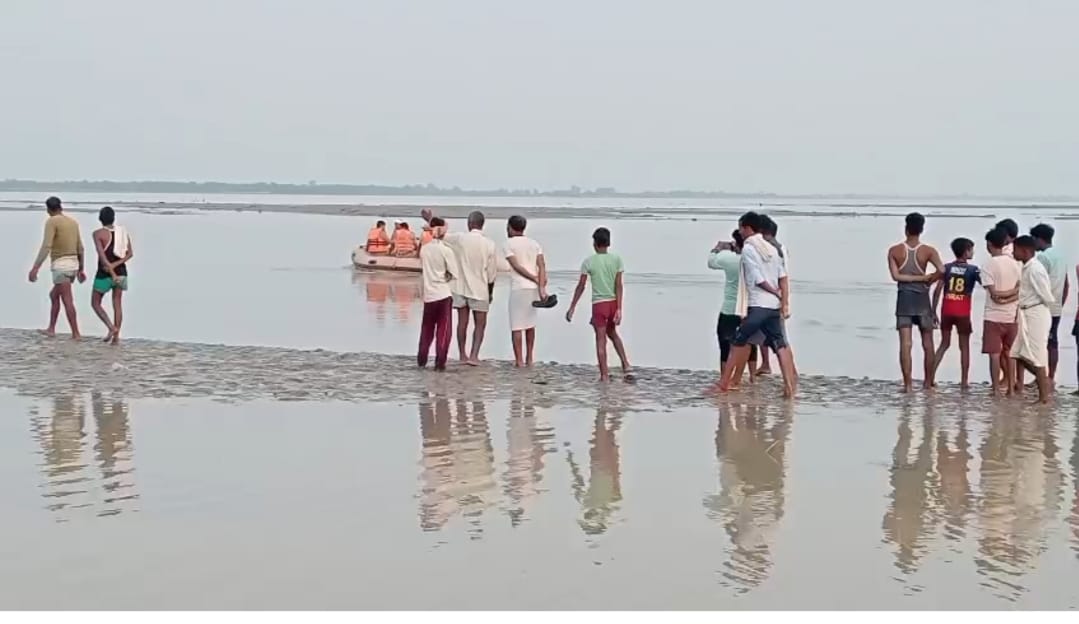 The search for the missing girls in the Ghaghra river continued for the second day without any results