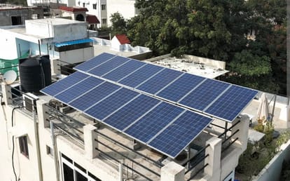 कैथल की भगत सिंह कॉलोनी में एक घर की छत पर लगा सोलर। संवाद