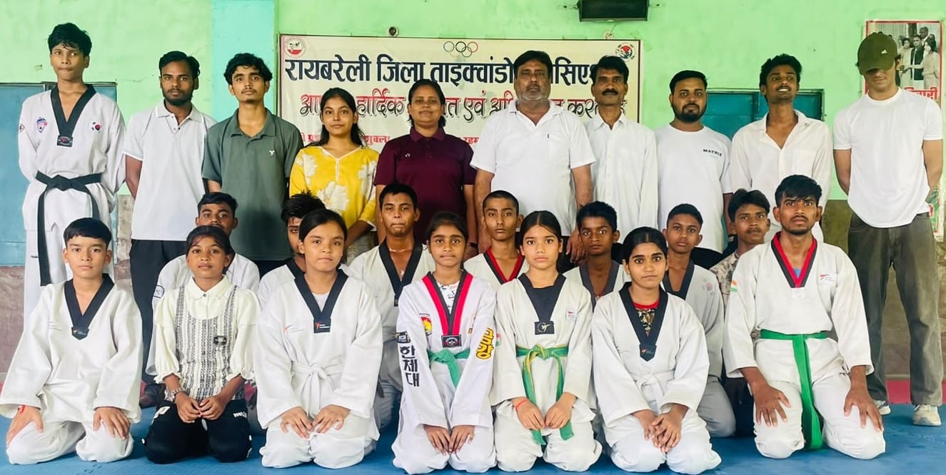 लालगंज में आयोजित माध्यमिक विद्यालयी की जिला स्तरीय ताइक्वांडो प्रतियोगिता में विजेता प्रतिभागी