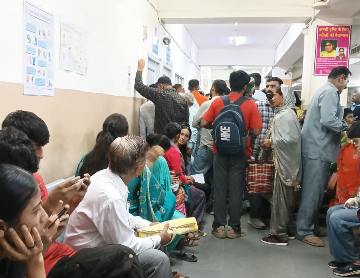 मेडिकल कॉलेज की मेडिसिन ओपीडी में चेकअप के लिए इंतजार करते मरीज। संवाद