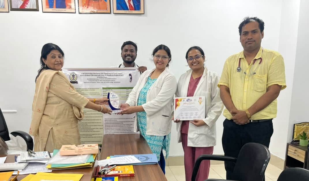 मेडिकल कॉलेज की प्राचार्य टीम को स्मृति चिन्ह देकर सम्मानित करते हुए। स्रोत : मेडिकल कॉलेज