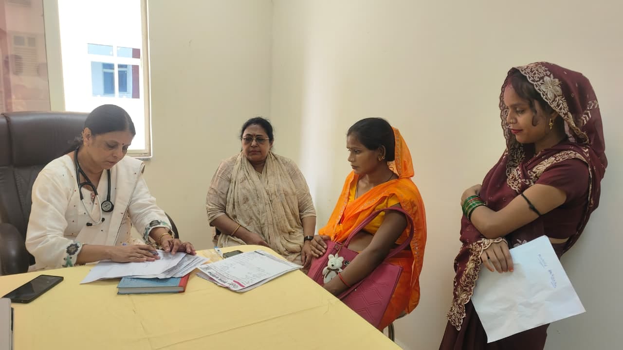 मेडिकल कॉलेज के विंग सी में फीवर क्लीनिक में मरीज देखतीं प्राचार्य डॉ.वाणी गुप्ता। संवाद
