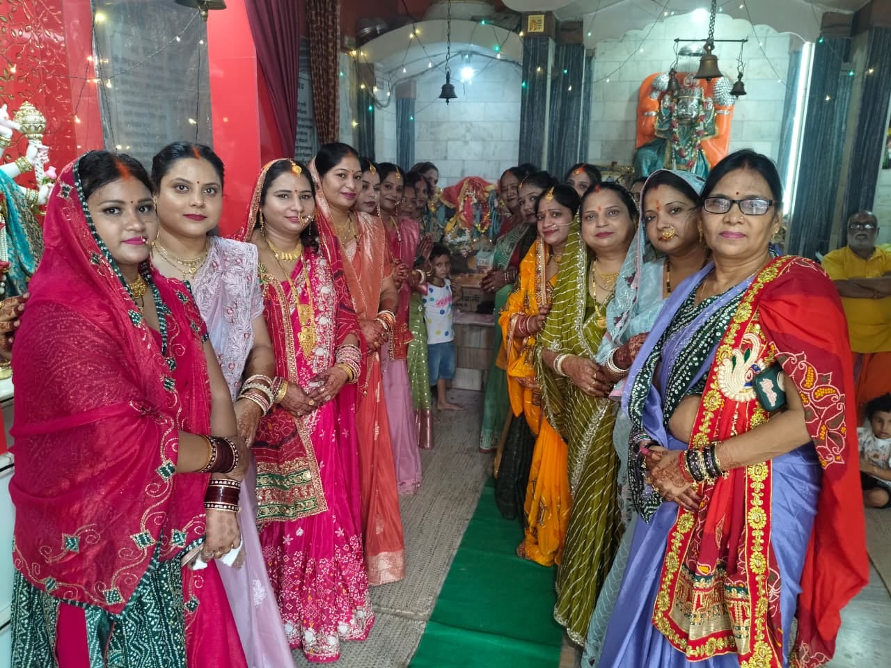 मुंगराबादशाहपुर- मंदिर में पूजा अर्चना करती सुहागिन महिलाएं। संवाद