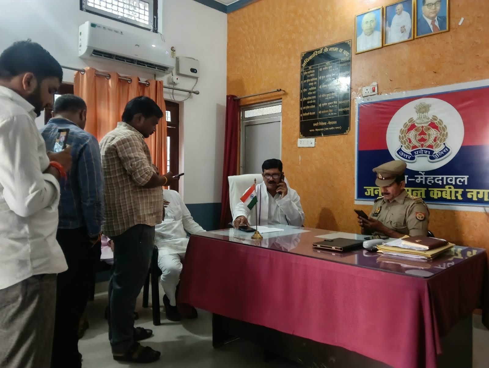 मेंहदावल थाने मे ंएसओ से वार्ता करते विधायक-स्रोत ग्रामीण