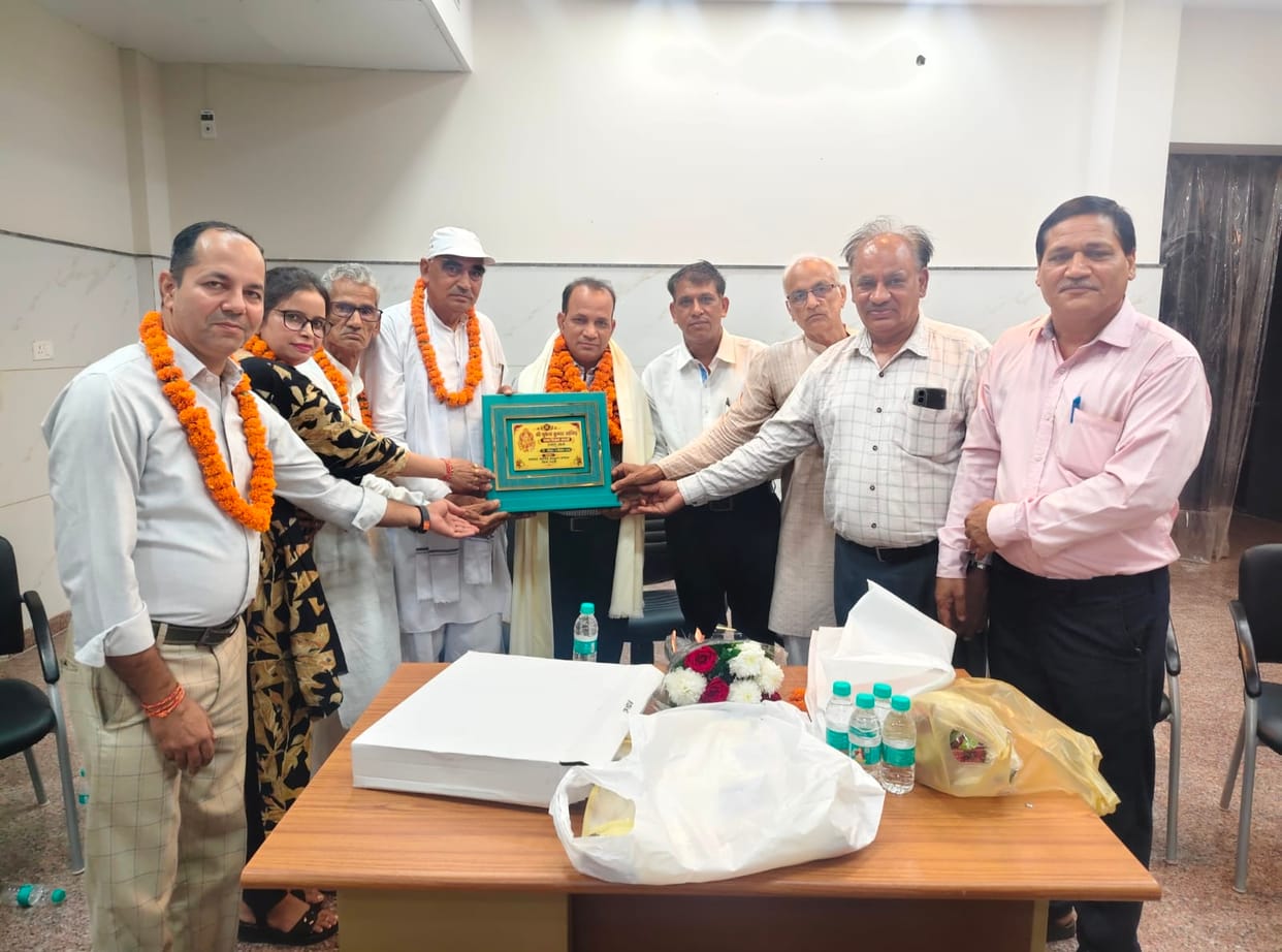 Teacher Mukesh Kumar was honored by the Jangid community.