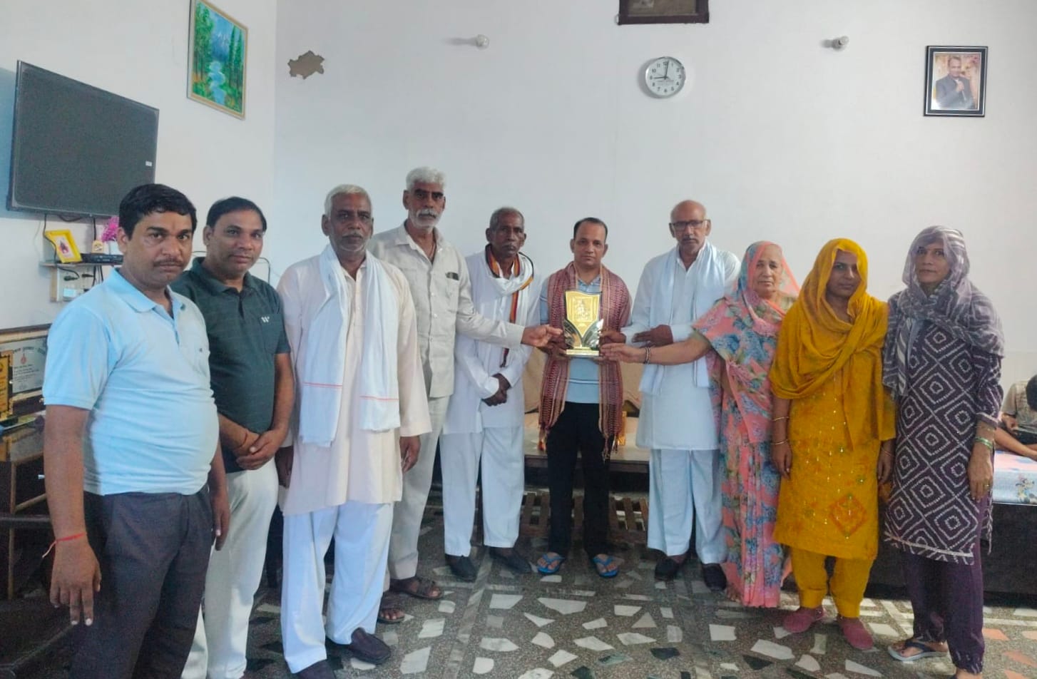 मुकेश कुमार को सम्मानित करते लोग। स्रोत : ग्रामीण
