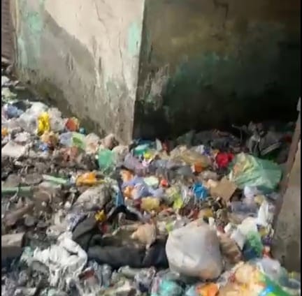 मेरी आवाज सुनो - सूरजपुर स्थित शांति कूंज की नालियों में फैली गंदगी