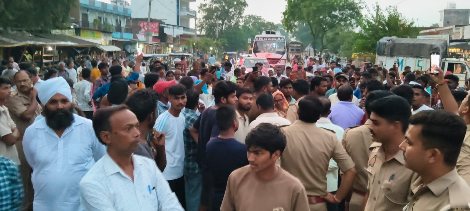 मार्ग जाम किए ग्रामीण। संवाद