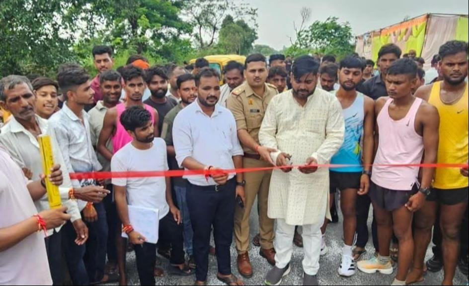 मिरहची में दौड़ प्रतियोगिता का शुभारंभ करते ब्लॉक प्रमुख रवी वर्मा व ग्राम प्रधान किशोरी लाल। स