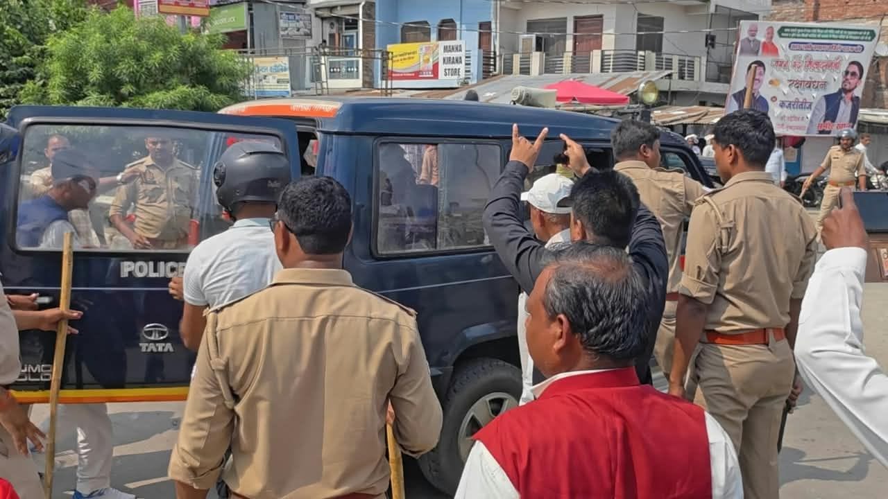 मौर्यनगर चौराहे पर सड़क पर धरना देते अपनी जनता पार्टी के प्रदेश अध्यक्ष सुभाष चंद्र लहरी व अन्य