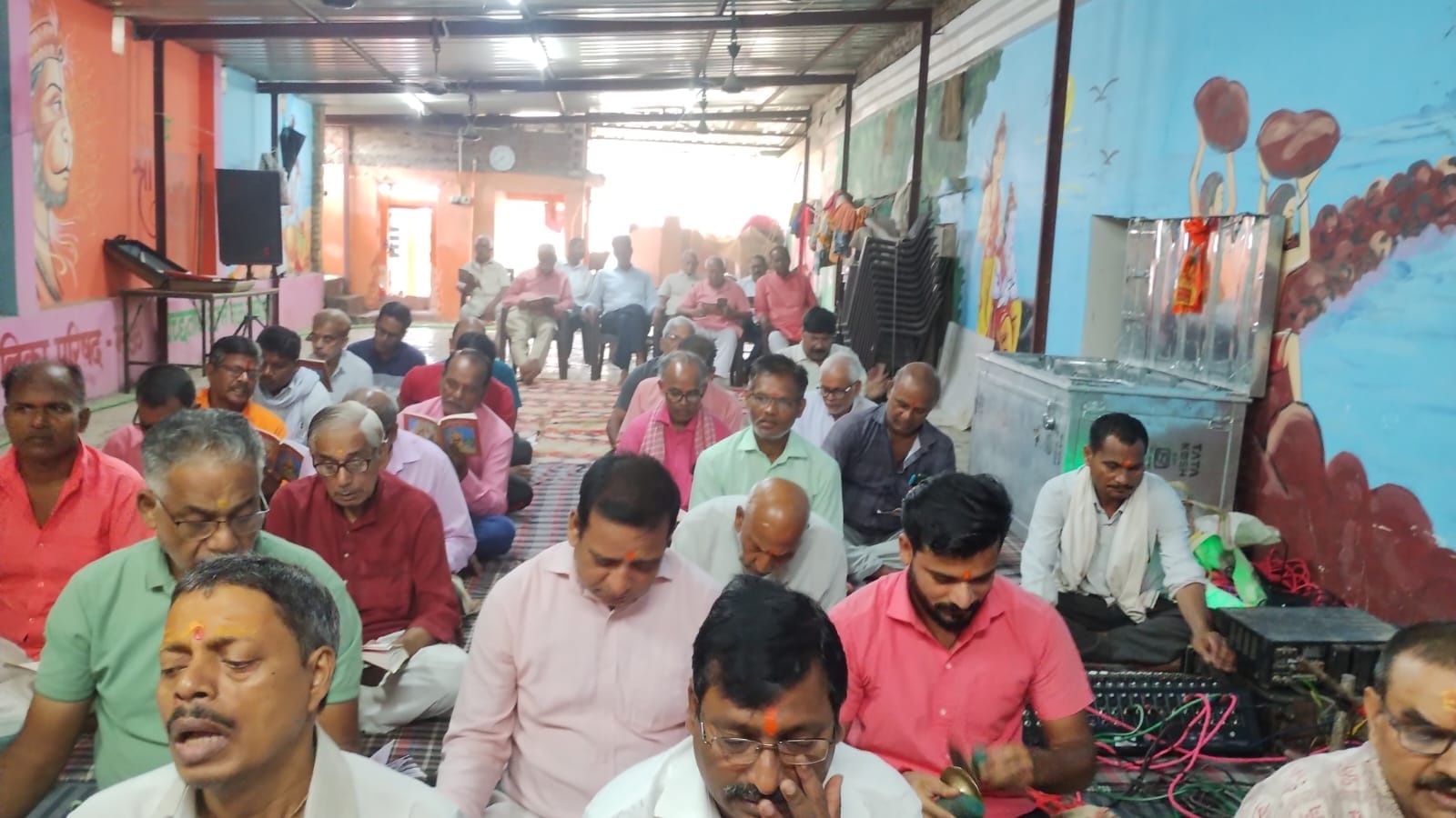 नगर के बालनिकेतन स्थित श्री हनुमान गढ़ी मंदिर पर सामूहिक सुंदरकांड पाठ में शामिल लोग। स्रोत- स