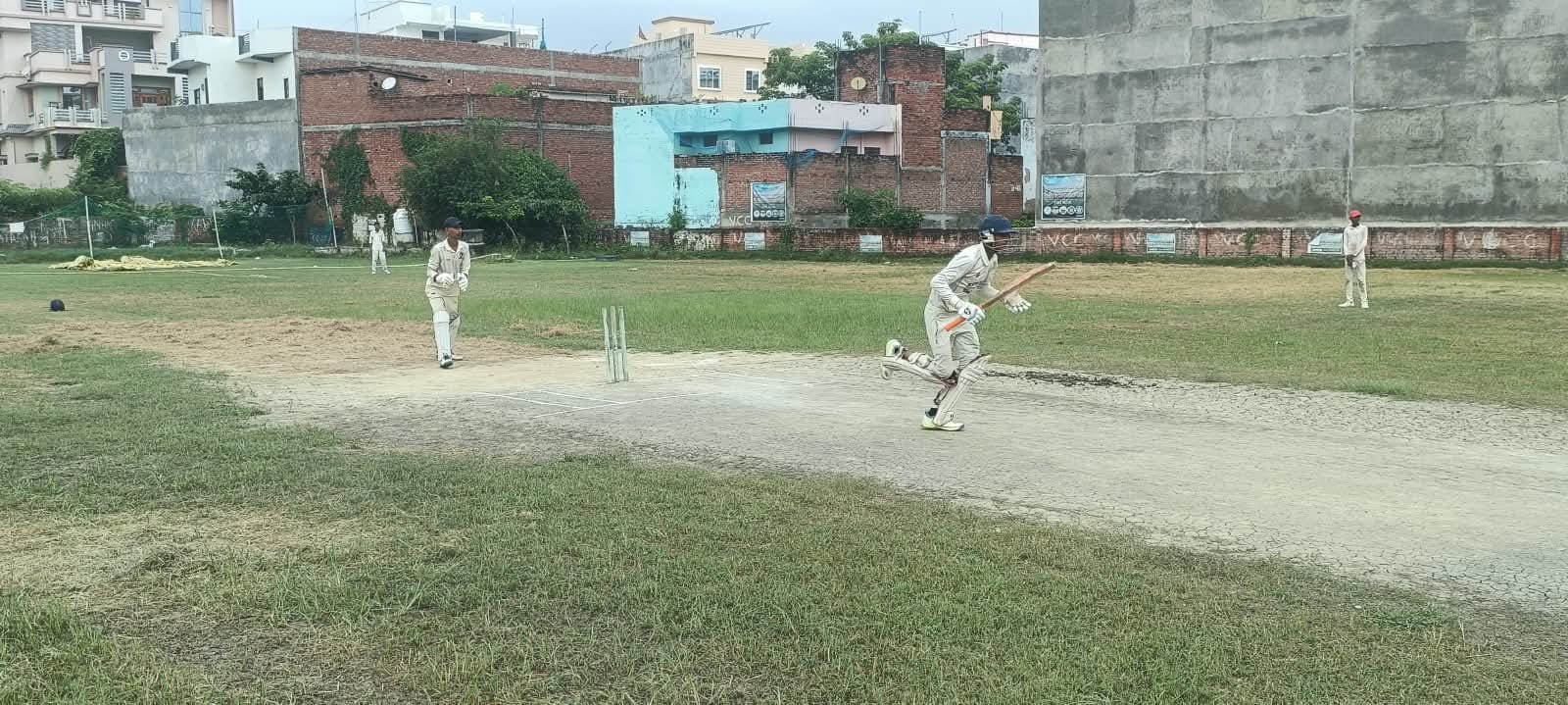 नगर के सहादतपुरा स्थित मैदान पर आयोजित क्रिकेट मैच में शाट लगाने के बाद दौड़कर रन लेता बल्लेब