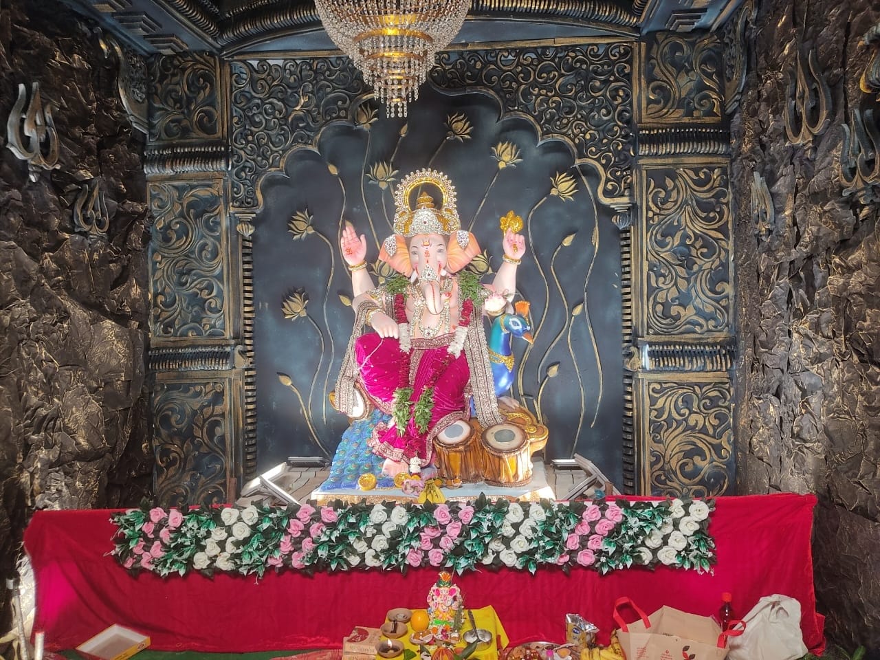 नगर के दामोदर कटरा में मराठा समाज की ओर से स्थापित गणेश प्रतिमा। संवाद