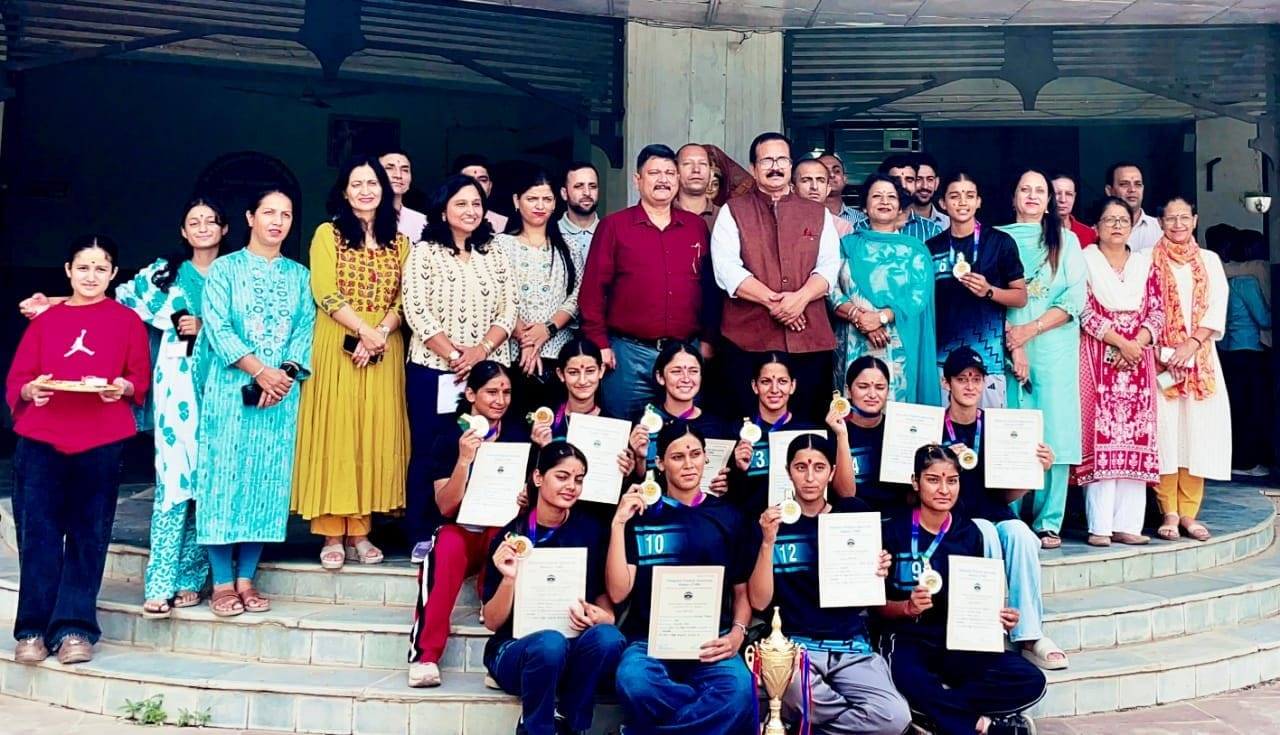 नाहन कॉलेज में शिक्षकों के साथ महिला कबड्डी की उपविजेता टीम। संवाद