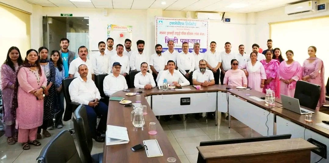 नाथपा झाकड़ी परियोजना में राजभाषा हिंदी दिवस के मौके पर मौजूद परियोजना प्रमुख राजीव कपूर और अन्