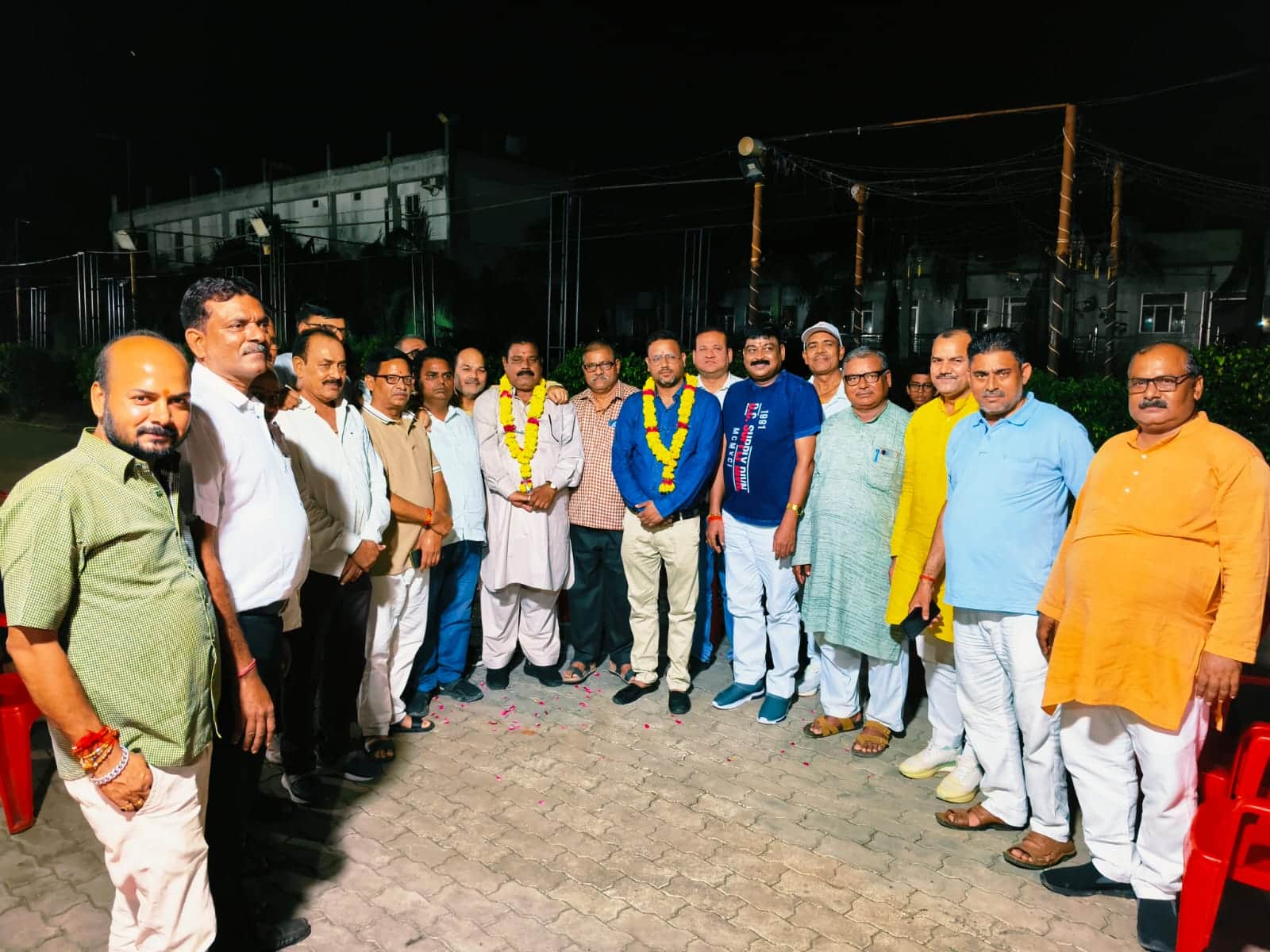 नवनियुक्त पदाधिकारियों का स्वागत करते लोग। स्रोत:कमेटी