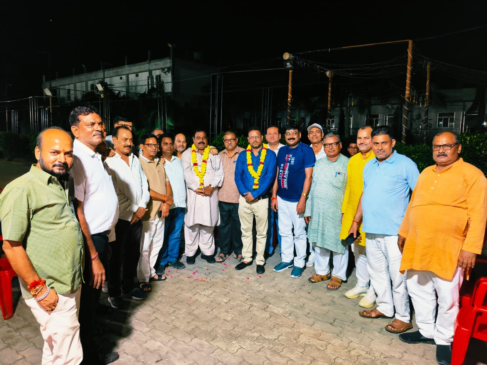 नवनियुक्त पदाधिकारियों का स्वागत करते लोग। स्रोत:कमेटी