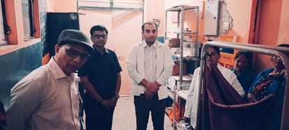औराई ट्रामा सेंटर का निरिक्षण करते स्वास्थ्य निदेशक। संवाद