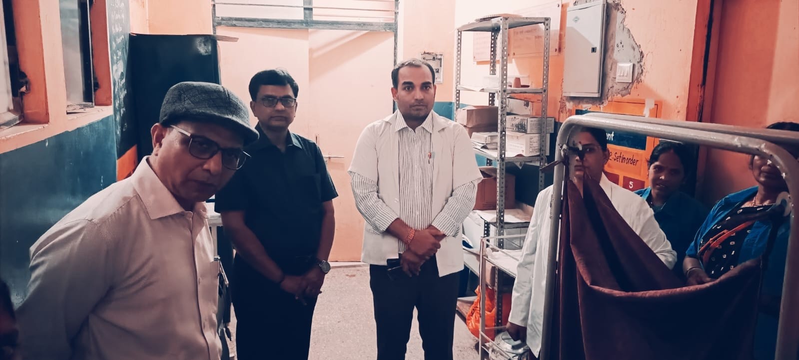 औराई ट्रामा सेंटर का निरिक्षण करते स्वास्थ्य निदेशक। संवाद