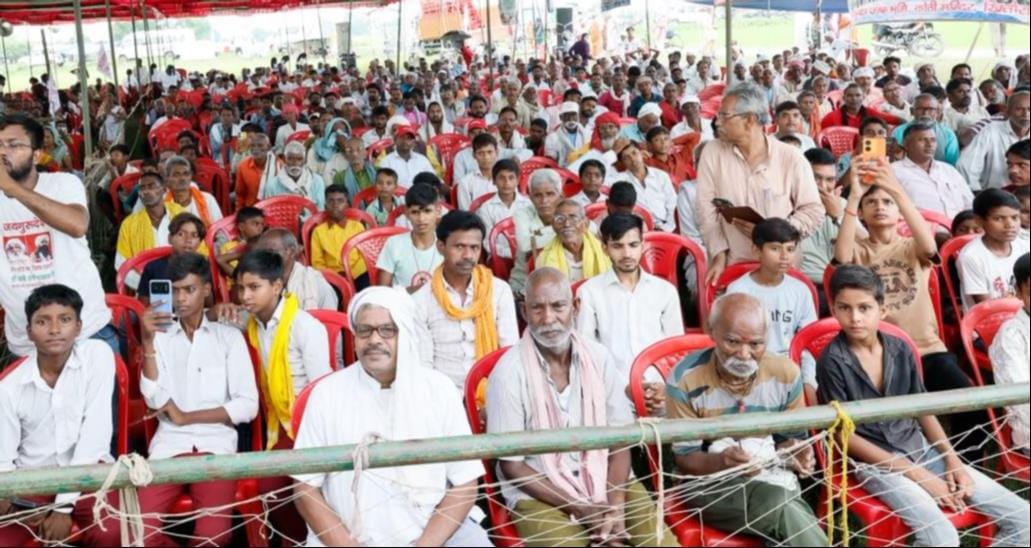 पंकज महराज के आयोजित सत्संग में उमड़ी श्रद्धालुओं की भीड़।- सोशल मीडिया।