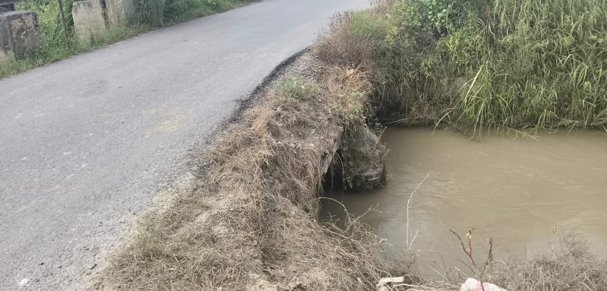 The canal bridge has collapsed; accidents have occurred there multiple times in the darkness of night.