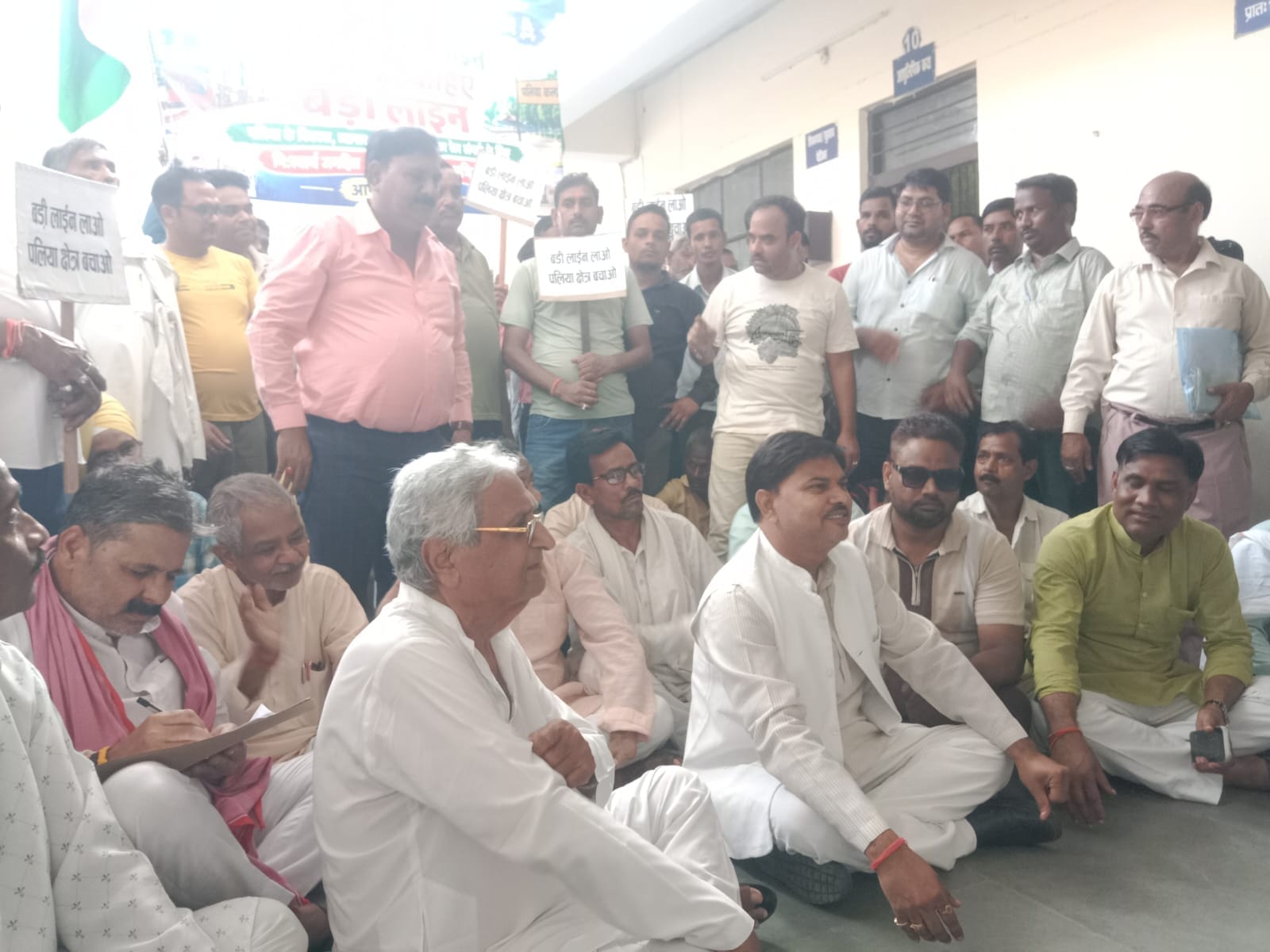 पलिया तहसील में रेल लाइन को लेकर धरना देते लोग। संवाद