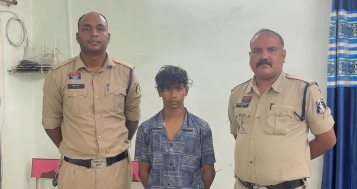 In Korba, jilted lover attacks girlfriend's new boyfriend with scissors, booked for attempt to murder, jailed.