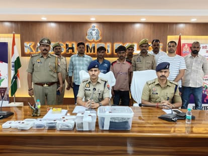 प्रेस कांफ्रेंस के दौरान मौजूद दोनों आरोपी। स्रोत: पुलिस