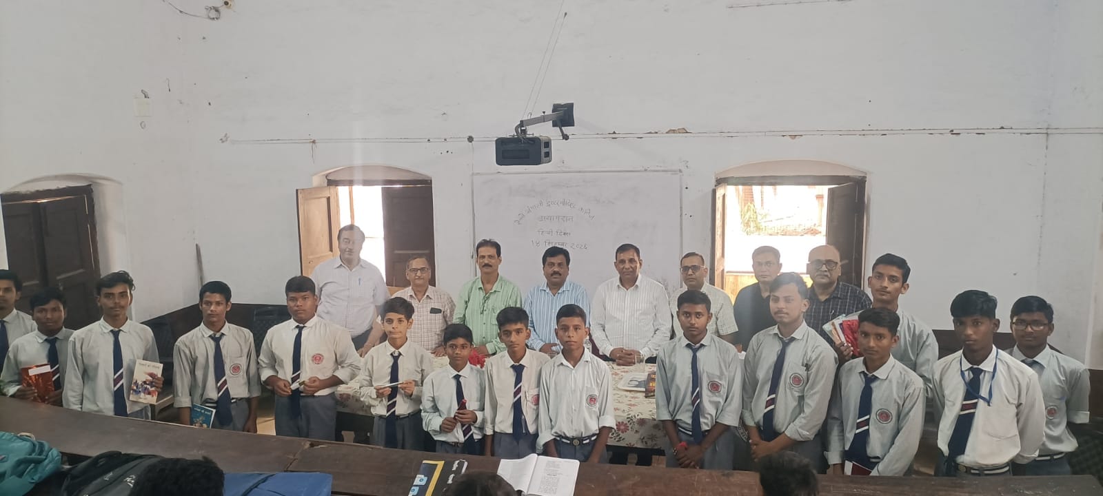 प्रतिभागियों के साथ प्रधानाचार्य स्वास्तिक बोस समेत अन्य शिक्षक। स्रोत : कॉलेज