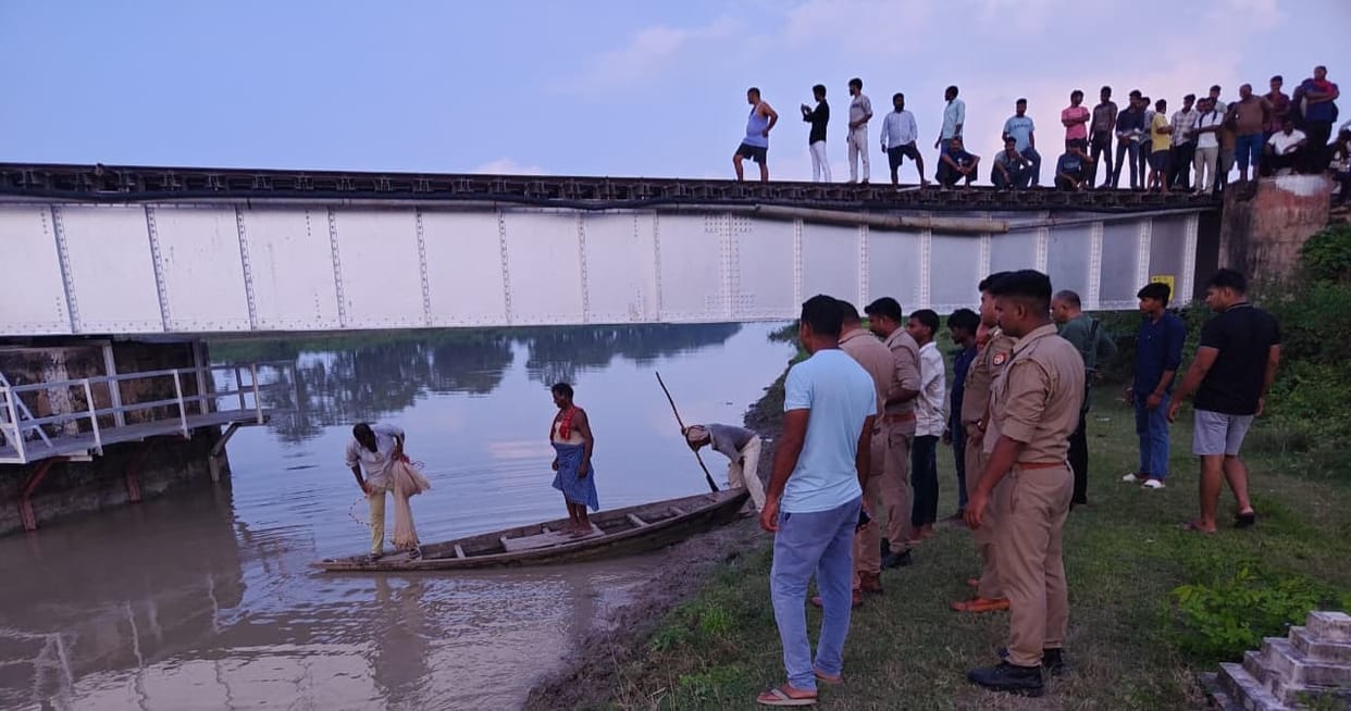 Bike goes out of control on railway bridge, youth falls into canal and goes missing