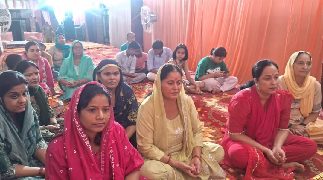 पांवटा साहिब की हरिओम कॉलोनी में श्री गणेश महोत्सव के दौरान श्री गणेश भजन कीर्तन व जयघोष करते ह