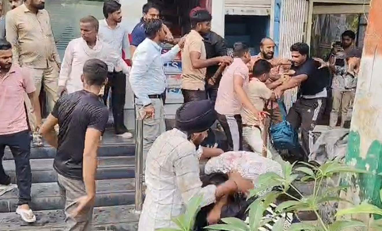 पुवायां में एसडीएफसी बैंक के बाहर होती मारपीट। संवाद