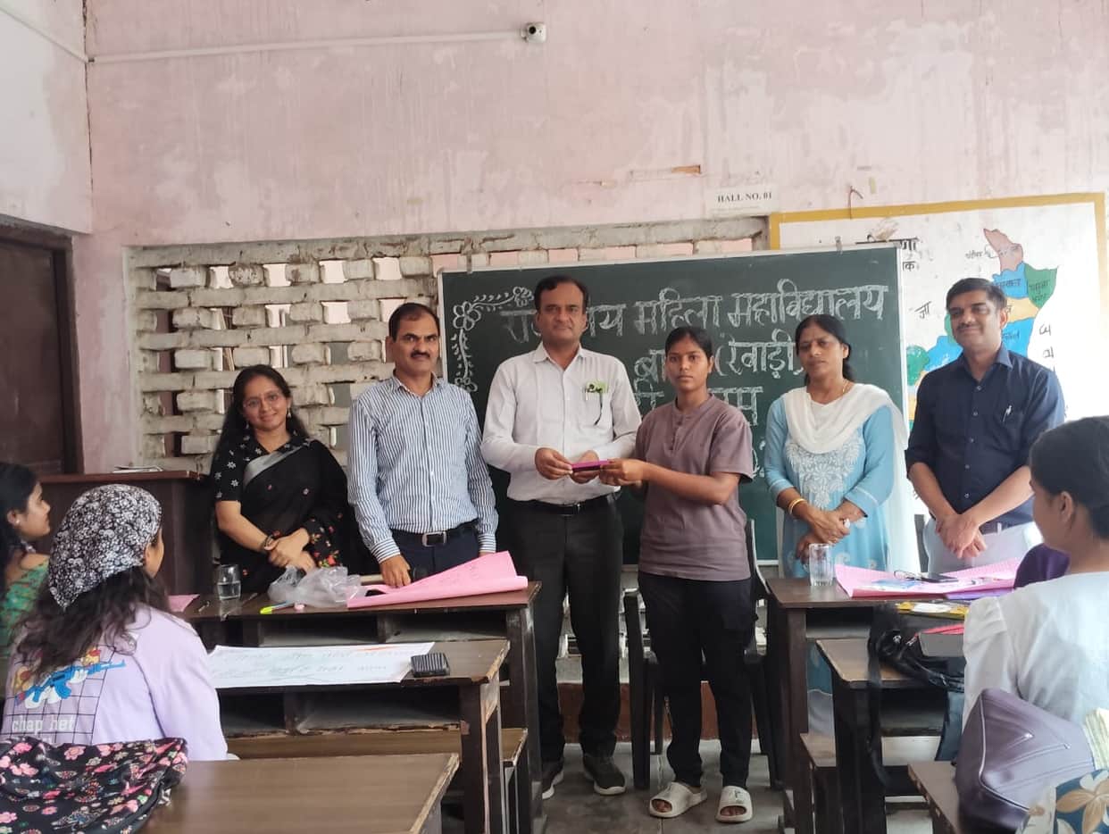 Children wrote slogans on Hindi Diwas.
