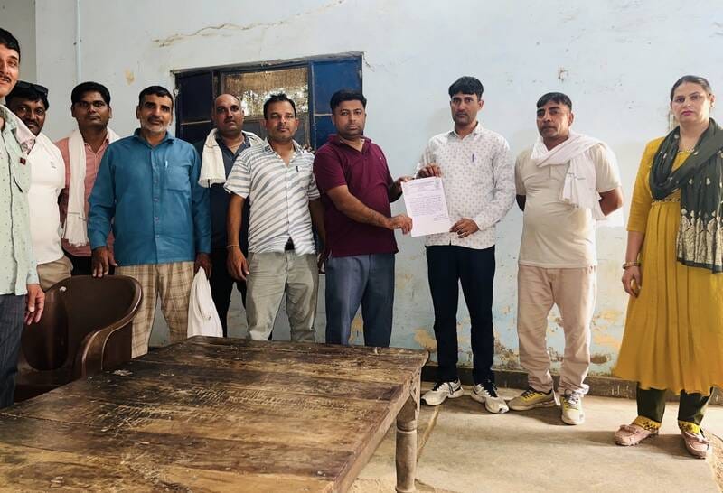 राजौंद में आयोजित बैठक में मौजूद अनुबंधित बिजली कर्मचारी।