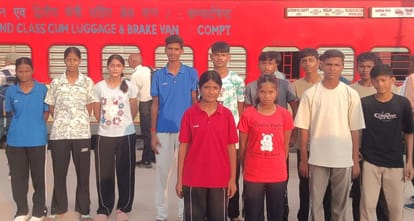 राज्य स्तरीय प्रतियोगिता के लिए मांबेल्हा देवी धाम जंक्शन से रवाना होते हॉकी खिलाड़ी। कोच