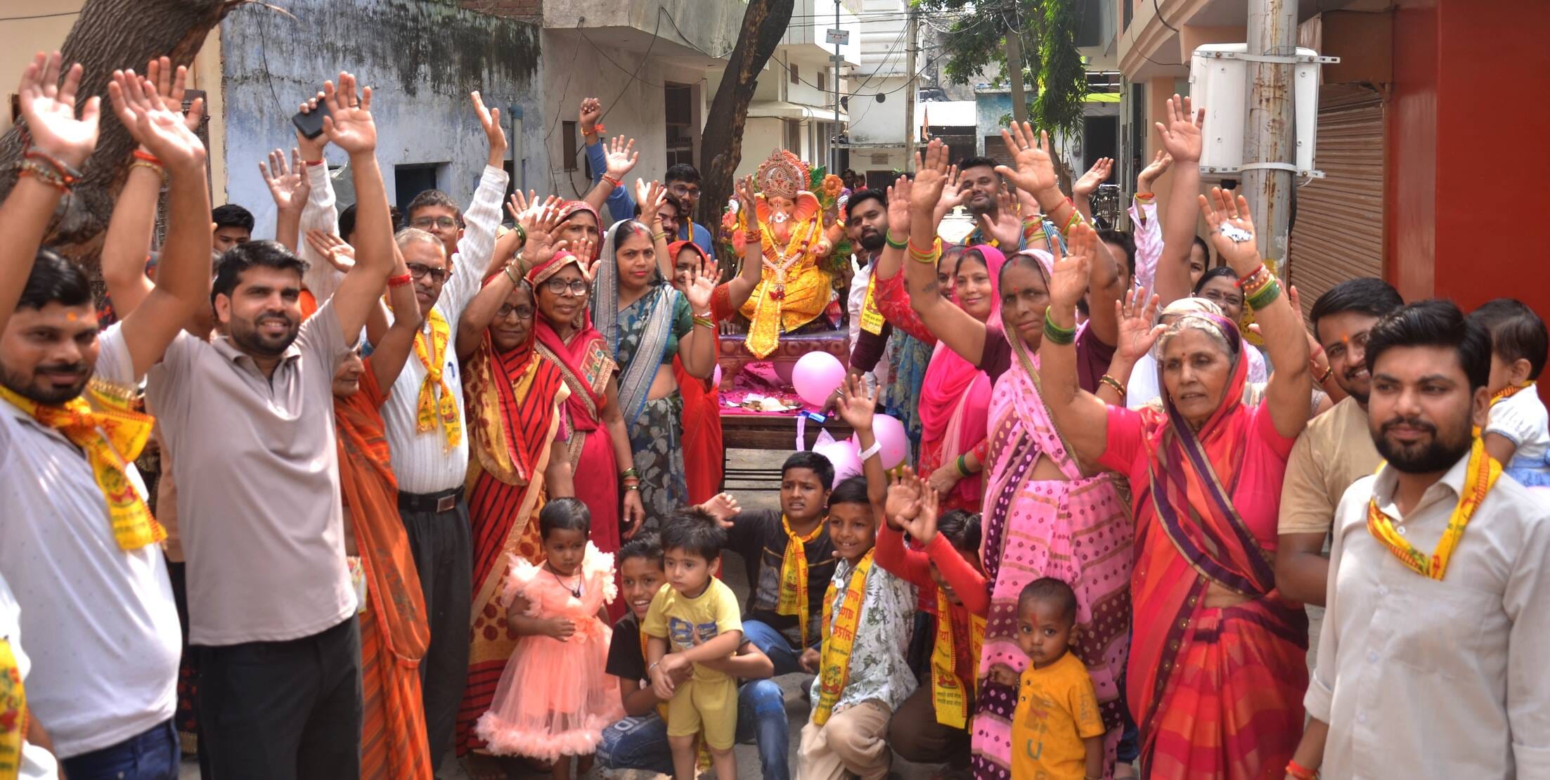 रावणटीला धर्मशाला में गणेश जी की शोभायात्रा निकालते भक्त।