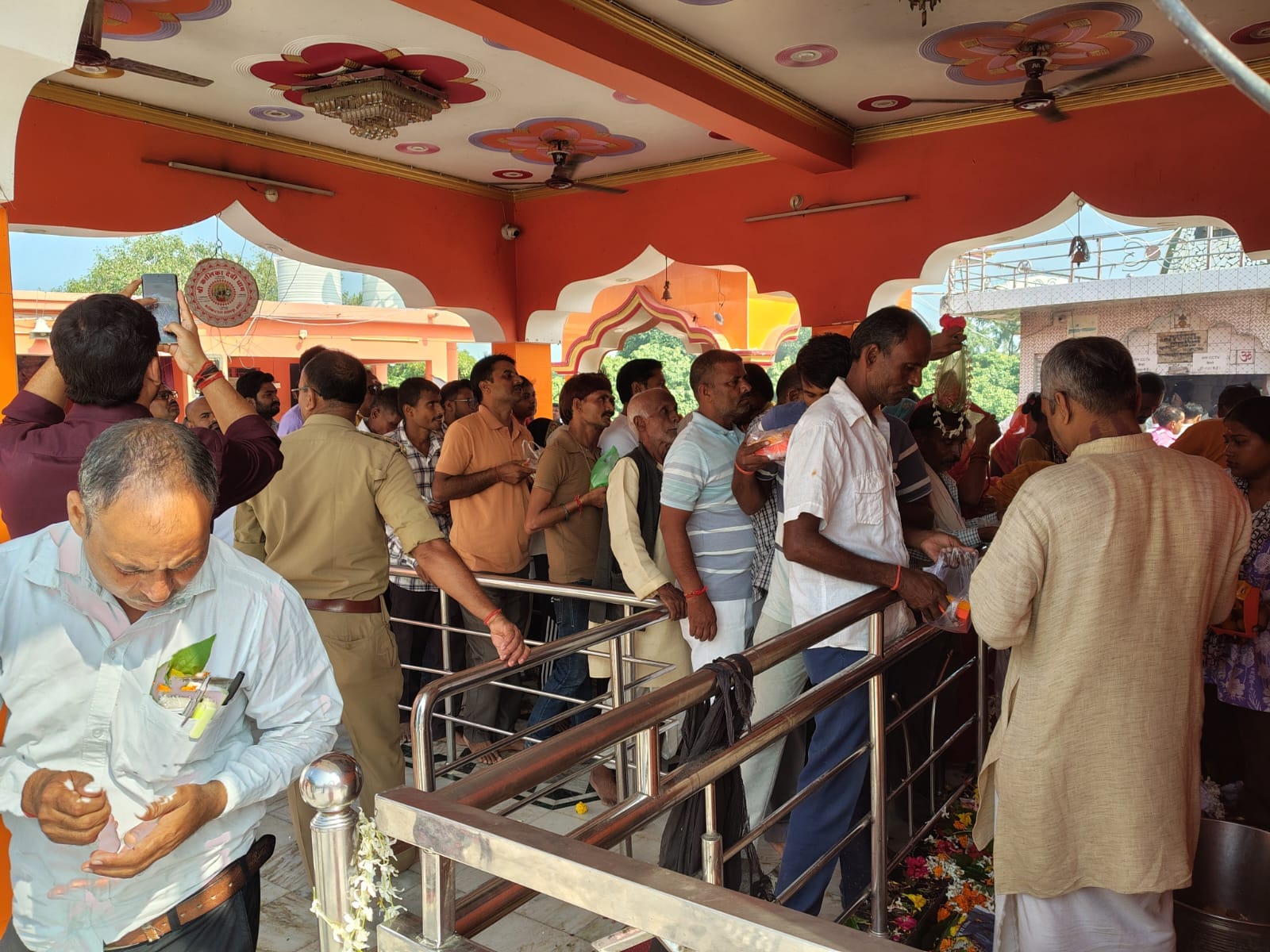 संग्रामपुर के कालिकन धाम में दर्शन पूजन करते श्रद्धालु। संवाद