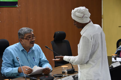 समाधान शिविर में समस्या सुनते हुए एसडीएम संजय कुमार। विज्ञप्ति